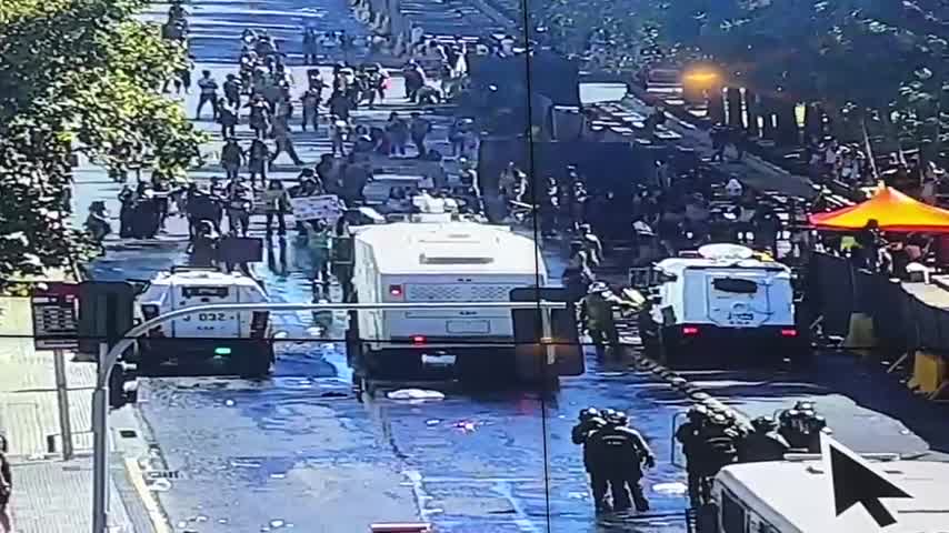 Reportan desórdenes y barricadas en centro de Santiago tras finalizar  marcha por 8M 2025 | Nacional | BioBioChile