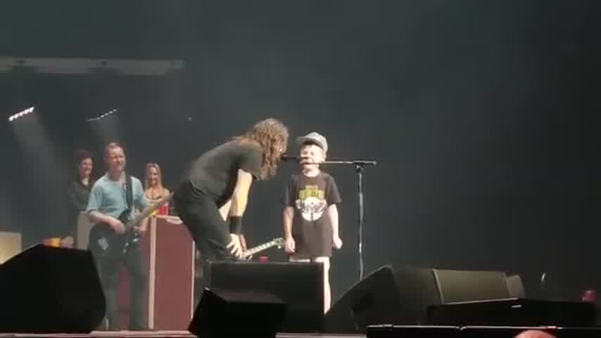 Foo Fighters cover Enter Sandman w/ 10 year old LIVE KC