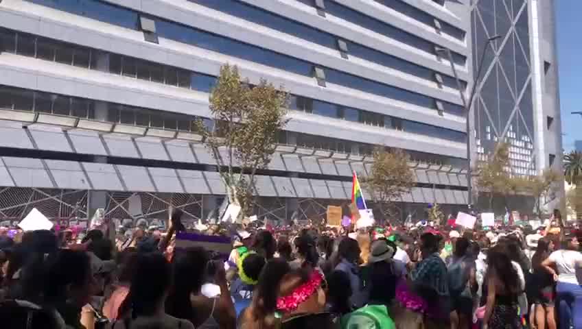 Desvíos y cierres de estaciones del Metro: Mujeres marchan por la Alameda  en conmemoración del 8M