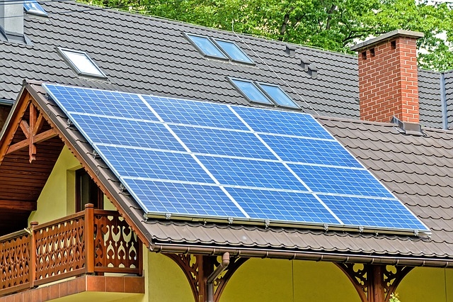 Crean un panel solar capaz de generar energía durante la noche