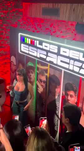 María Becerra cautivó con un look en el estreno de Los del Espacio:  Vestido de jean