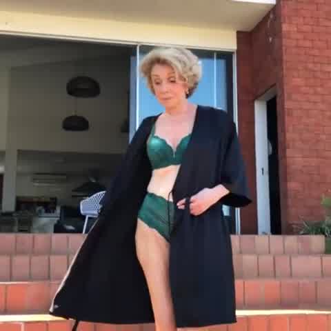 Tiene casi 80 años, es modelo de lencería y alienta a las mujeres