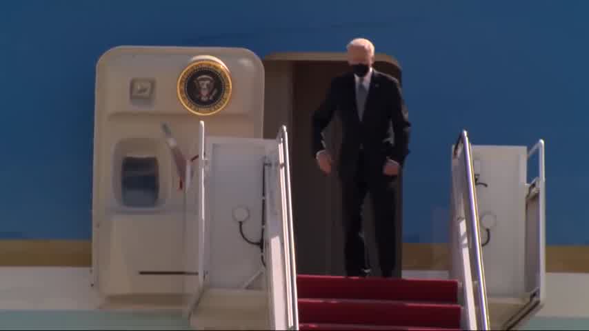 Tropiezo de Biden en el Air Force One despertó la preocupación por