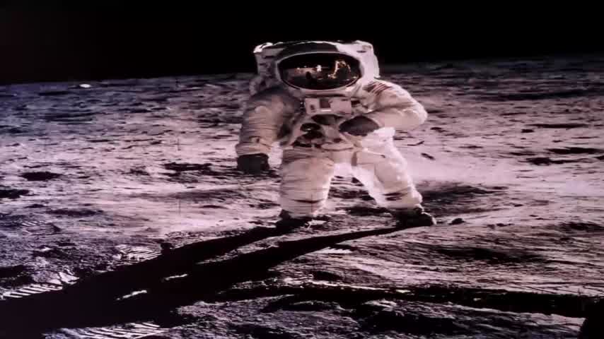 Mono astronauta hiperrealista con auriculares flotando junto a la luna ·  Creative Fabrica