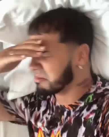 Anuel AA: sin Karol G y llorando en un video